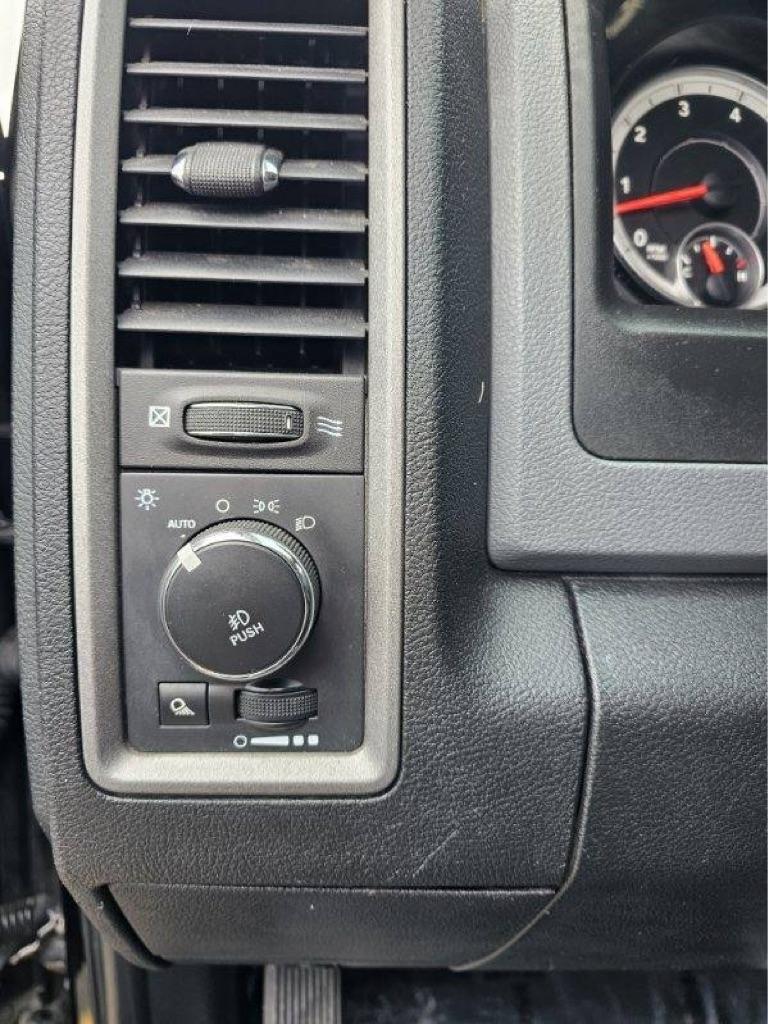 RAM 1500 4WD Crew Cab 140.5" Express 2015