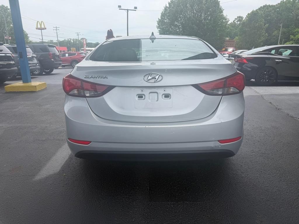 Hyundai Elantra SE 6AT 2015