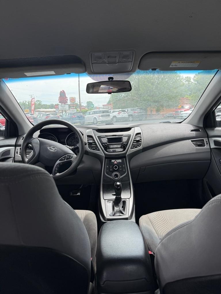 Hyundai Elantra SE 6AT 2015