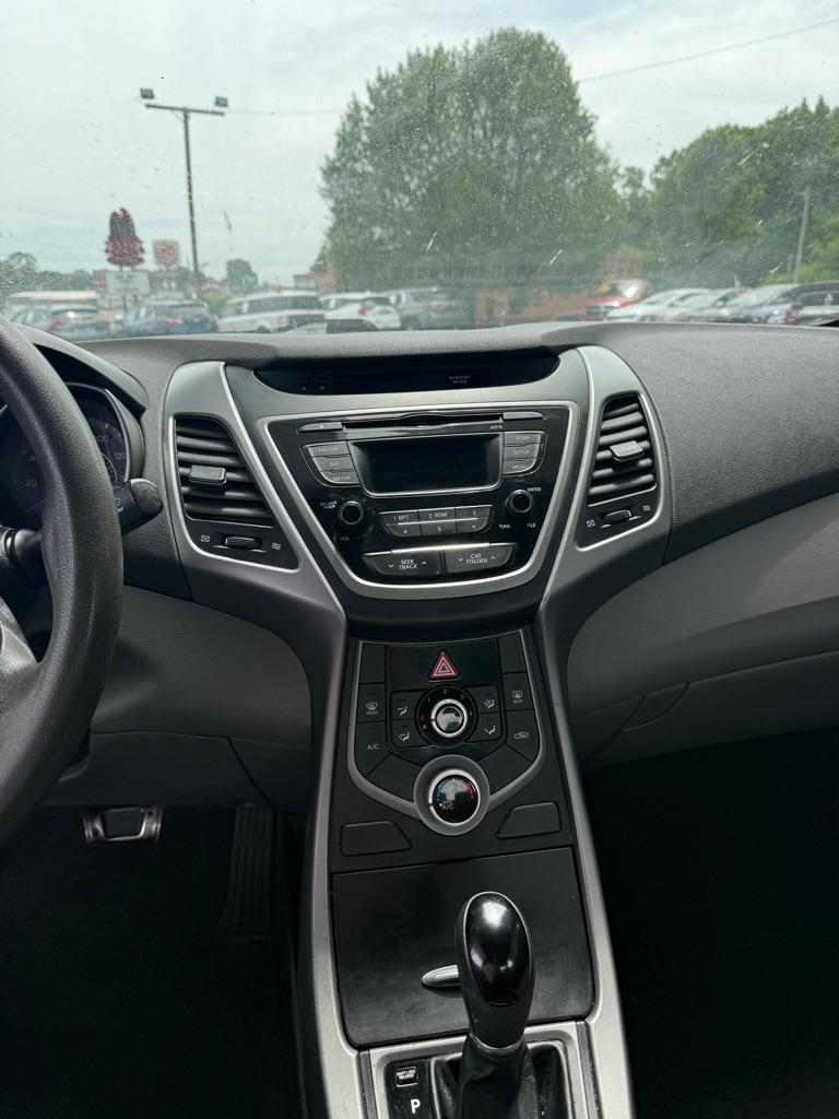 Hyundai Elantra SE 6AT 2015