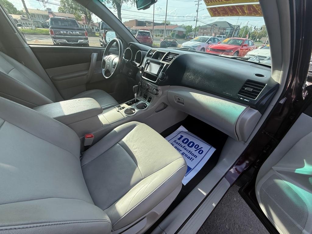 Toyota Highlander Base 2WD V6 2013