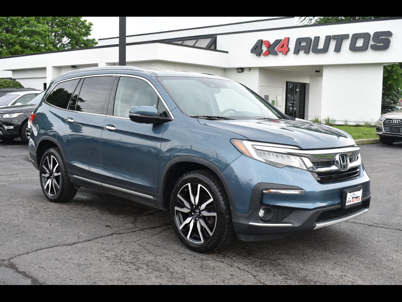 2021 Honda Pilot Touring AWD w/Rear Captains Chairs