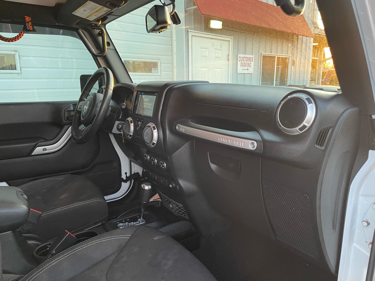 Jeep Wrangler Unlimited Sahara 4WD 2017