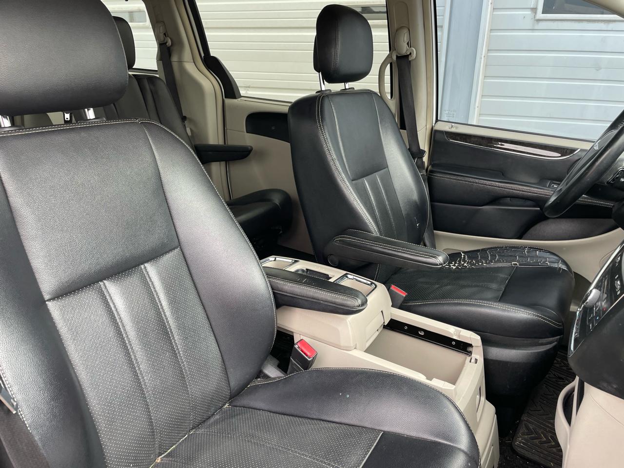 Chrysler Town & Country Touring-L 2013