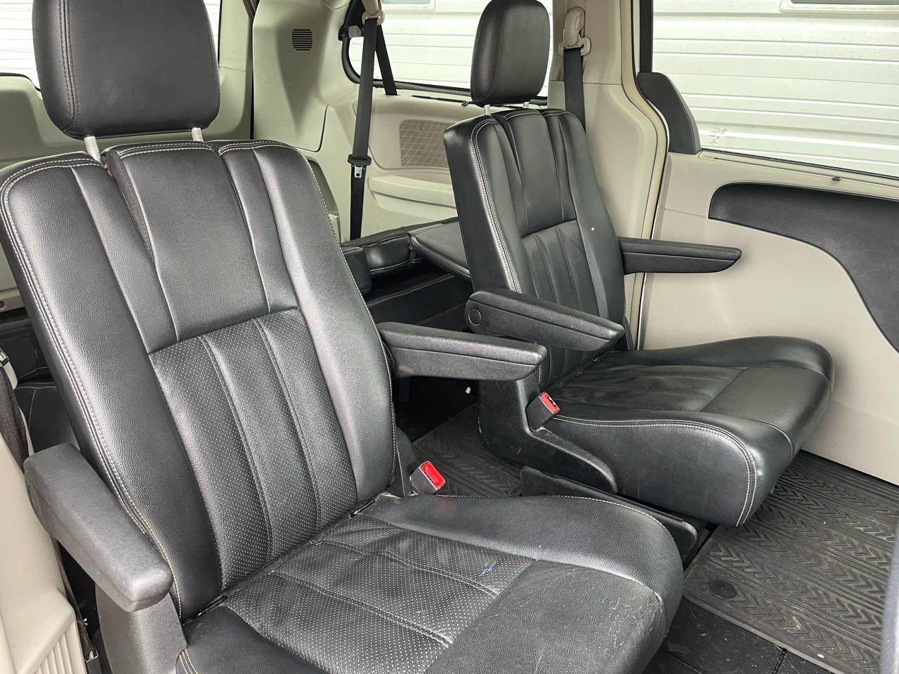 Chrysler Town & Country Touring-L 2013