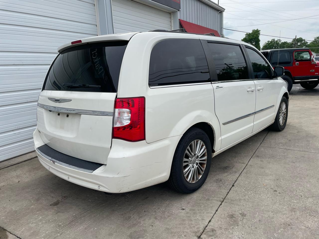 Chrysler Town & Country Touring-L 2013