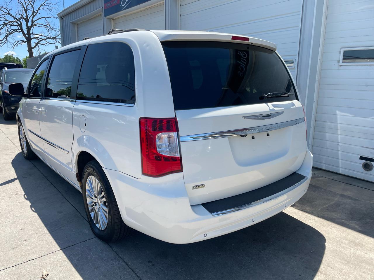 Chrysler Town & Country Touring-L 2013