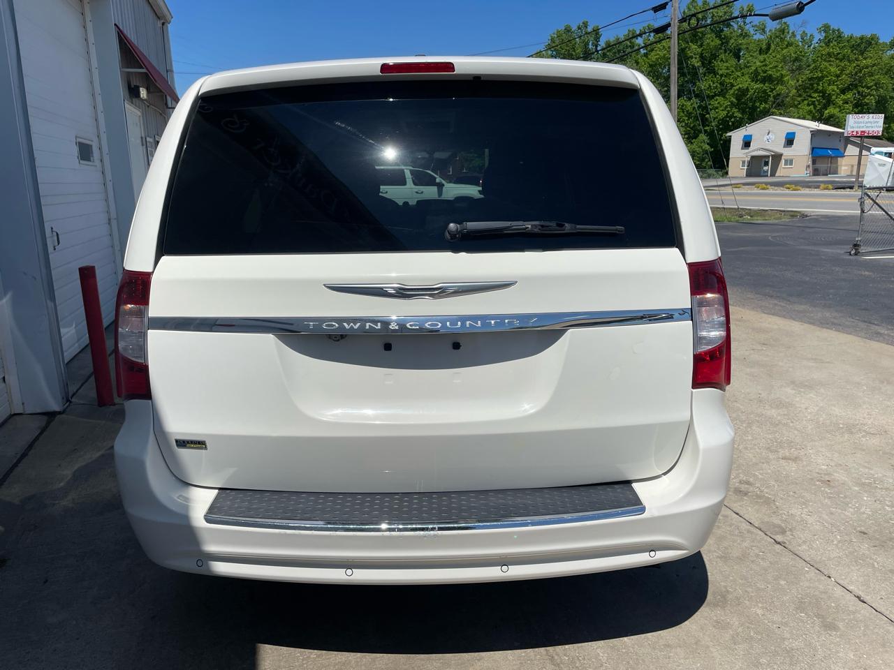 Chrysler Town & Country Touring-L 2013
