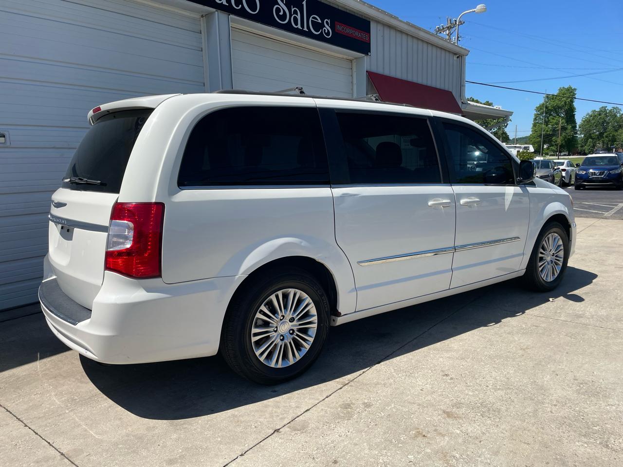 Chrysler Town & Country Touring-L 2013