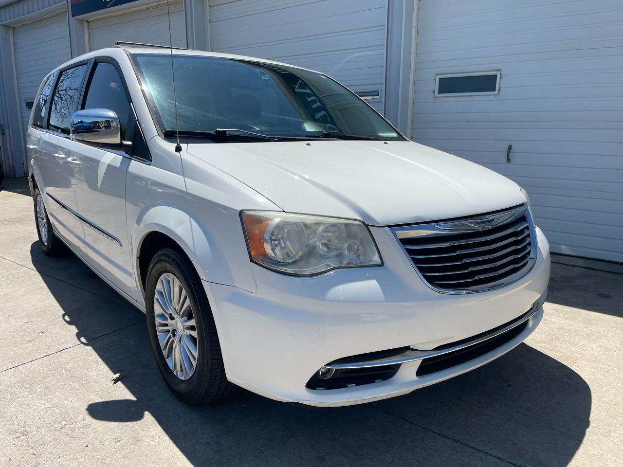 Chrysler Town & Country Touring-L 2013