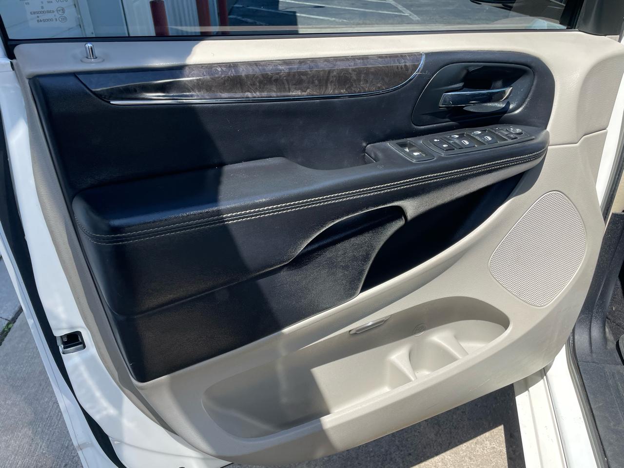 Chrysler Town & Country Touring-L 2013