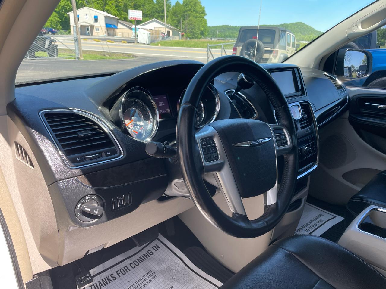 Chrysler Town & Country Touring-L 2013