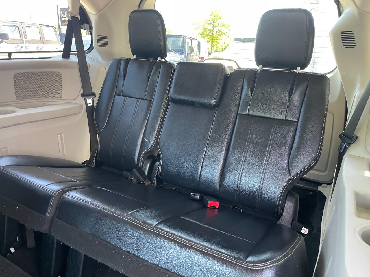 Chrysler Town & Country Touring-L 2013