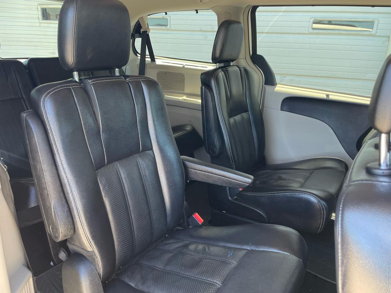 Chrysler Town & Country Touring-L 2013