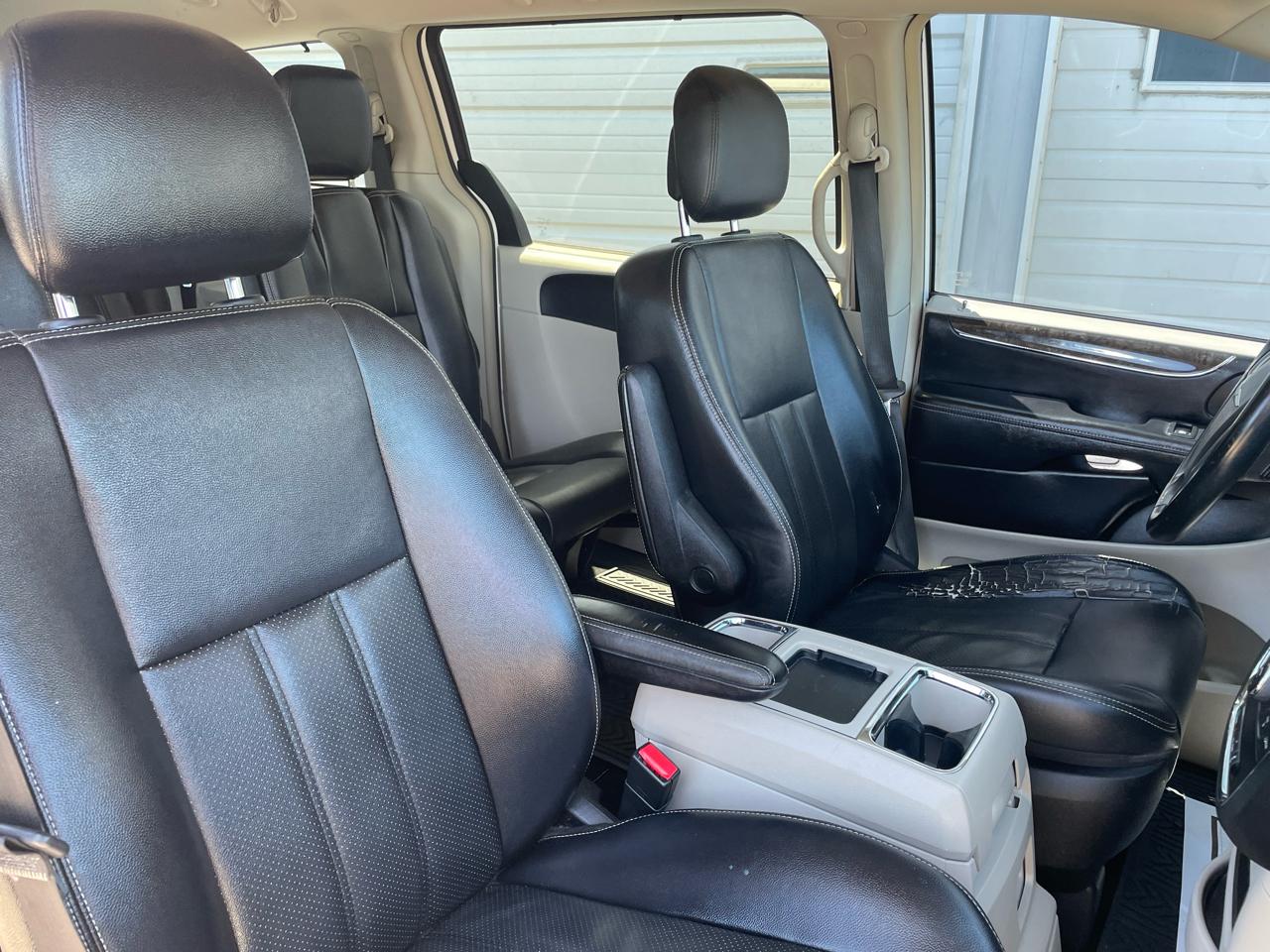 Chrysler Town & Country Touring-L 2013
