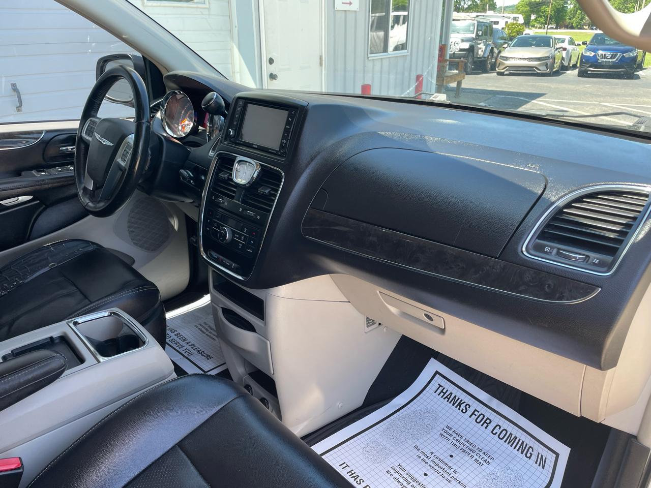 Chrysler Town & Country Touring-L 2013