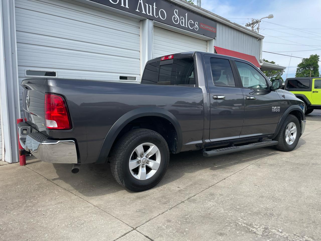 RAM 1500 2WD Quad Cab 140.5" SLT 2016