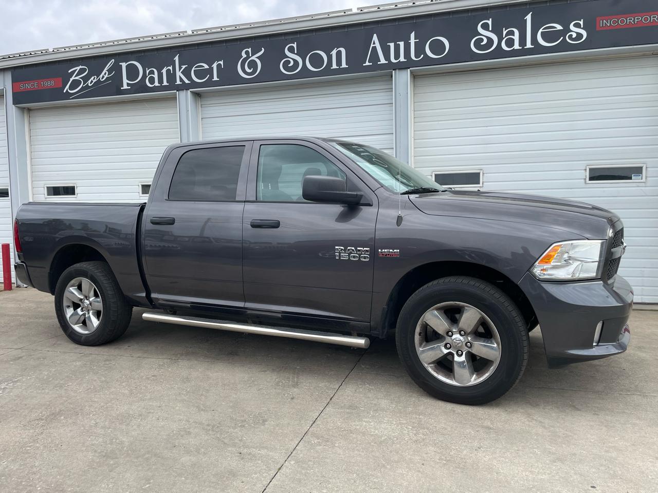 RAM 1500 4WD Crew Cab 140.5" Express 2018