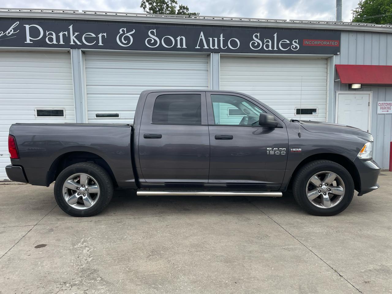 RAM 1500 4WD Crew Cab 140.5" Express 2018