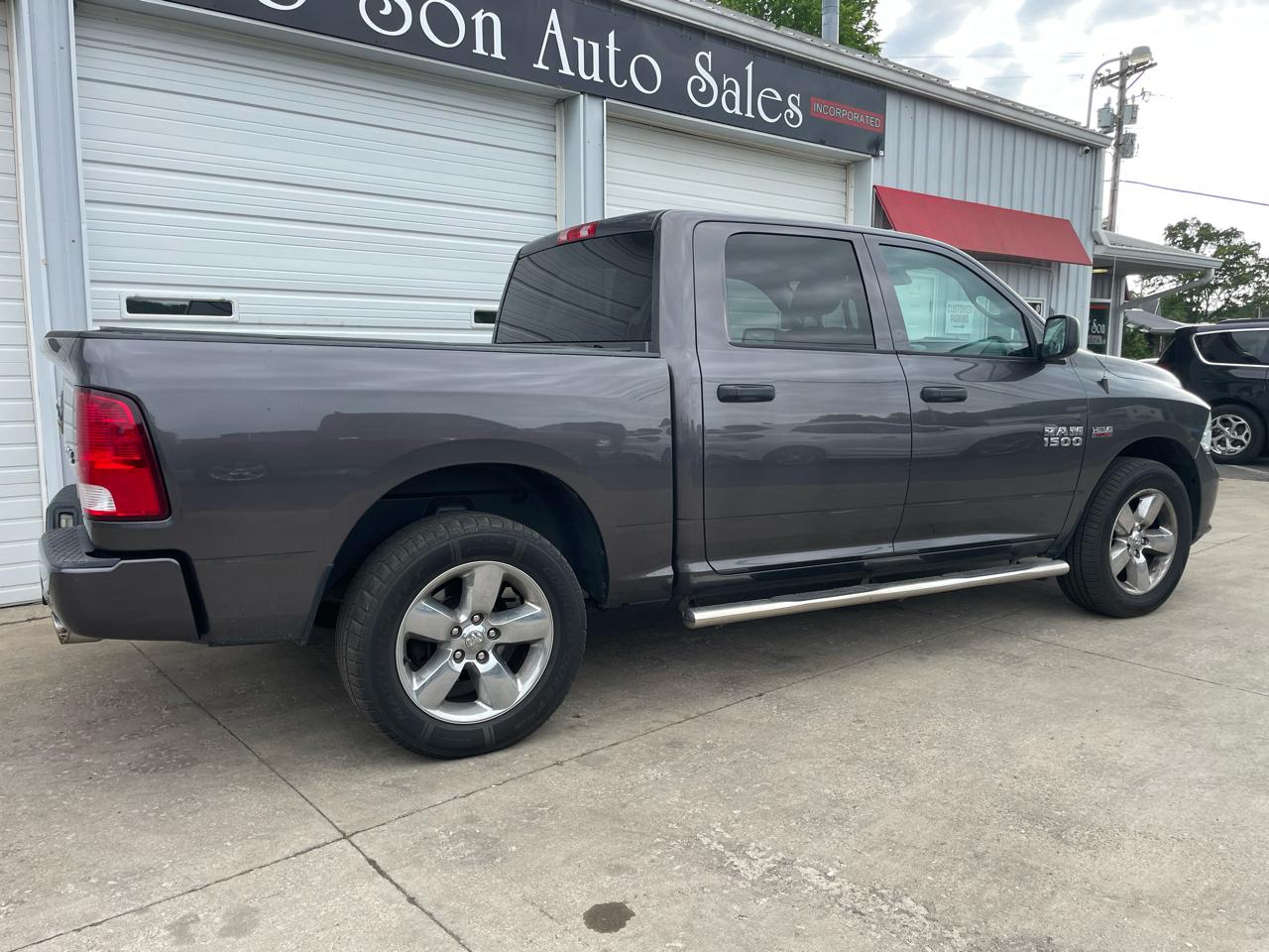 RAM 1500 4WD Crew Cab 140.5" Express 2018