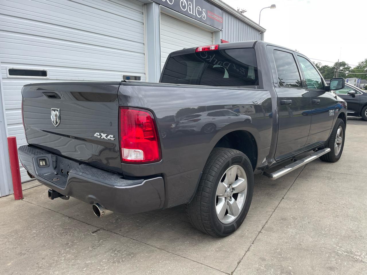 RAM 1500 4WD Crew Cab 140.5" Express 2018