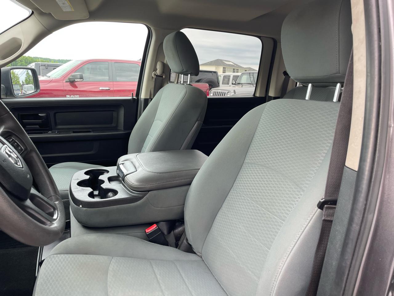 RAM 1500 4WD Crew Cab 140.5" Express 2018