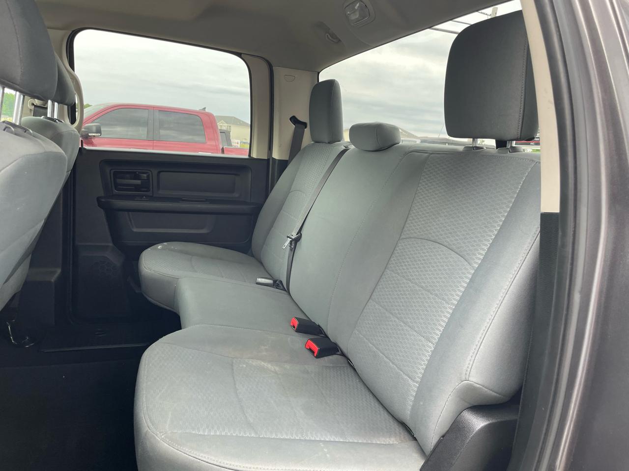 RAM 1500 4WD Crew Cab 140.5" Express 2018