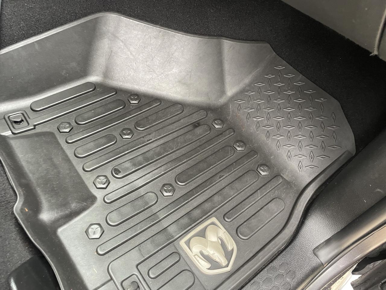 RAM 1500 4WD Crew Cab 140.5" Express 2018