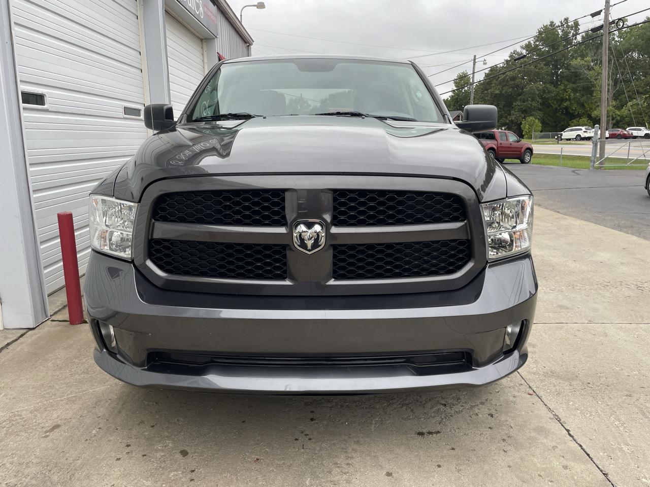 RAM 1500 4WD Crew Cab 140.5" Express 2018