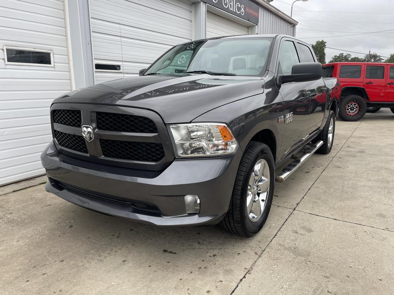 RAM 1500 4WD Crew Cab 140.5" Express 2018