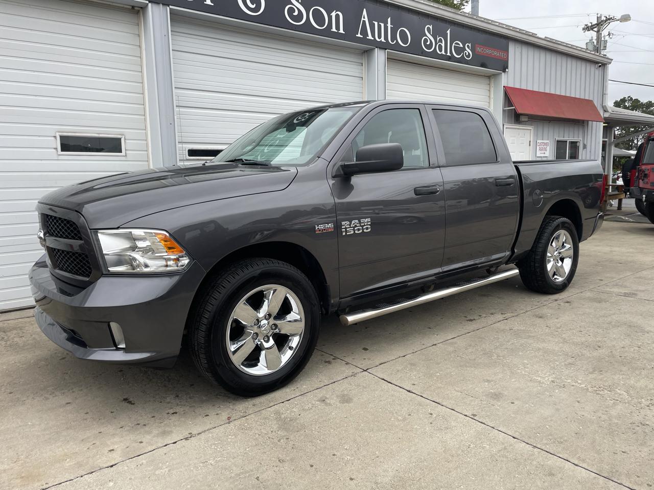 RAM 1500 4WD Crew Cab 140.5" Express 2018