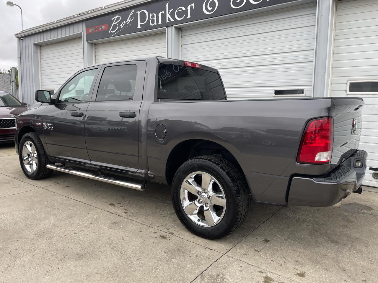 RAM 1500 4WD Crew Cab 140.5" Express 2018