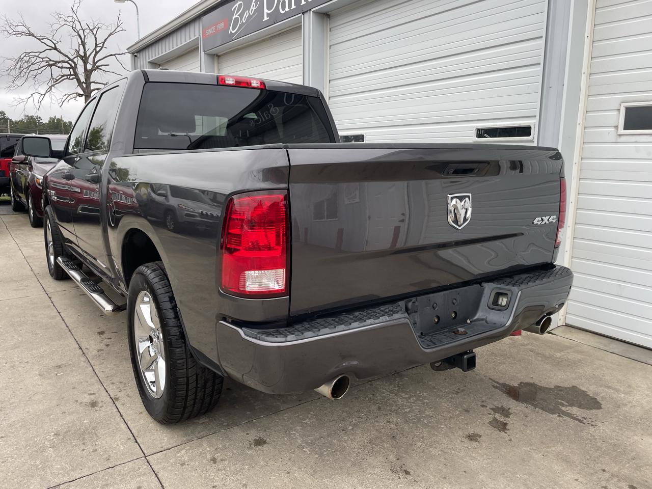 RAM 1500 4WD Crew Cab 140.5" Express 2018