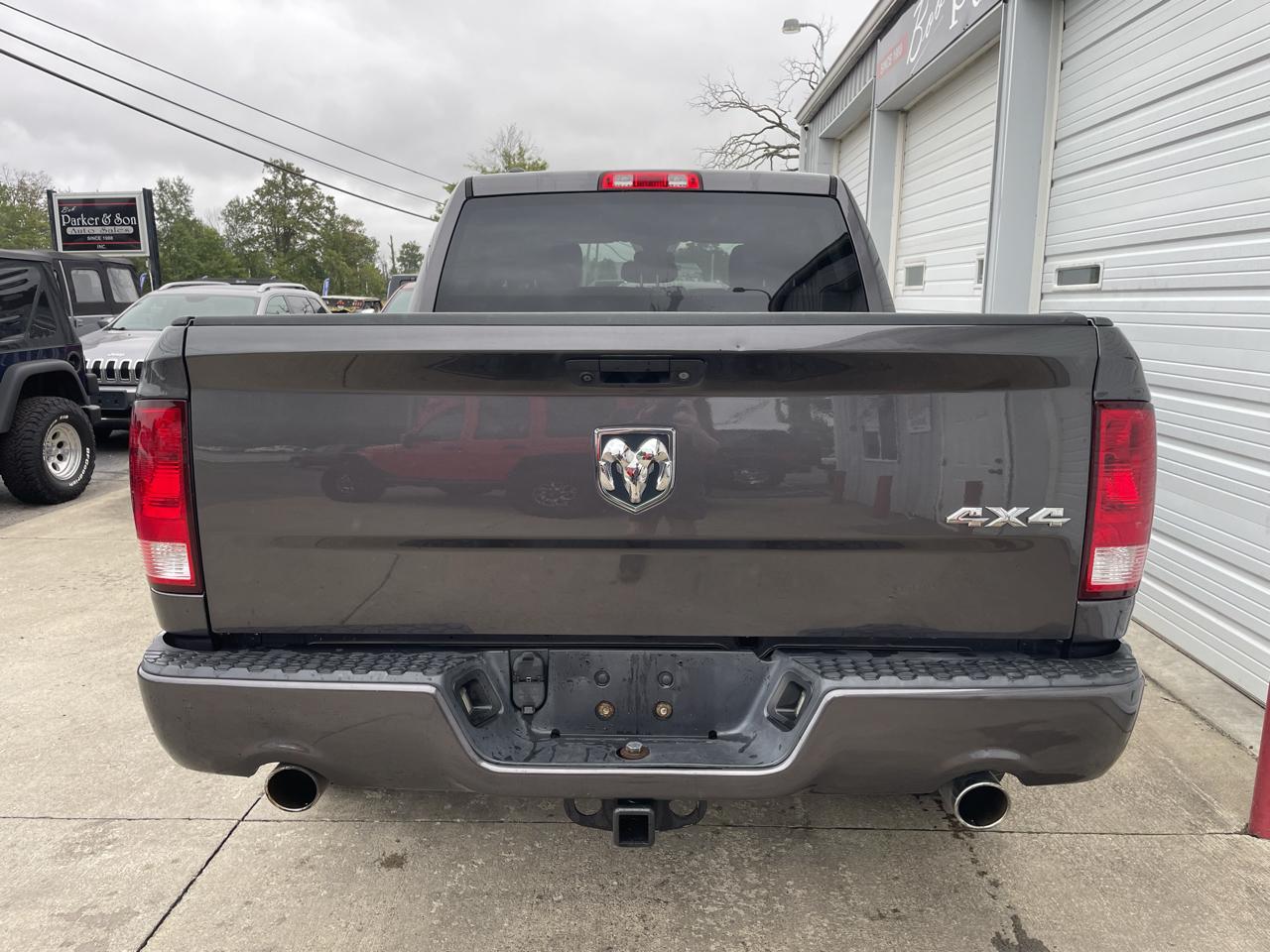 RAM 1500 4WD Crew Cab 140.5" Express 2018