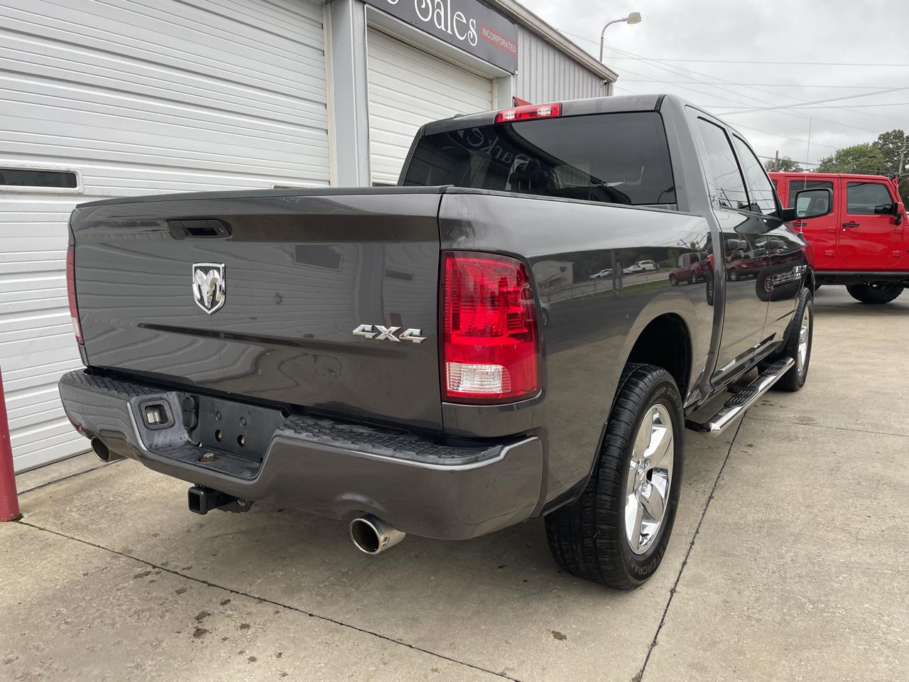 RAM 1500 4WD Crew Cab 140.5" Express 2018
