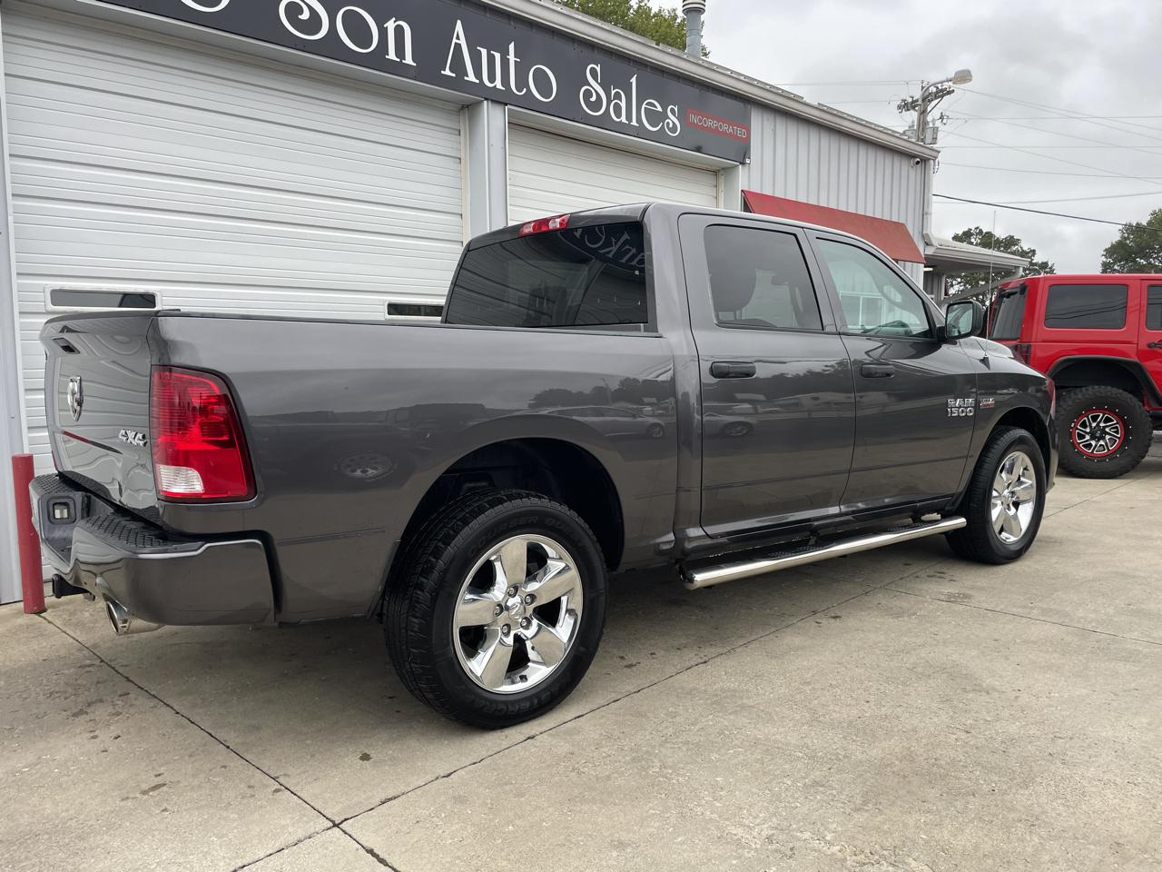RAM 1500 4WD Crew Cab 140.5" Express 2018