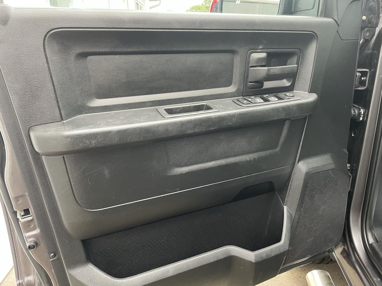 RAM 1500 4WD Crew Cab 140.5" Express 2018