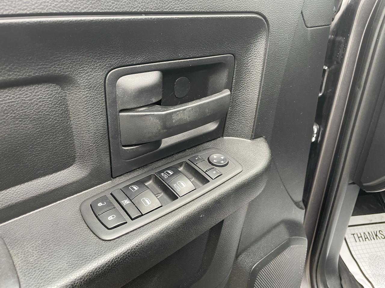 RAM 1500 4WD Crew Cab 140.5" Express 2018
