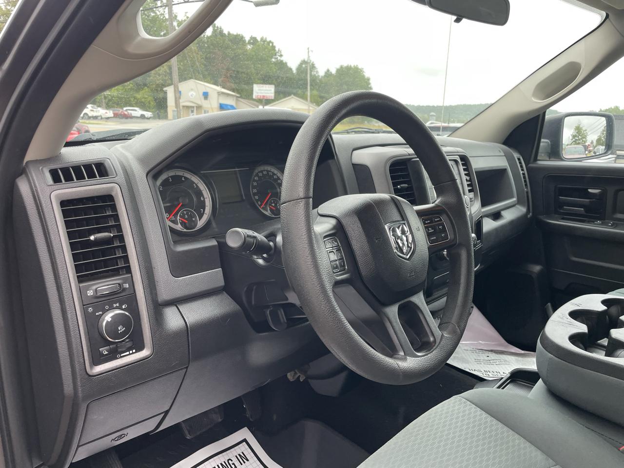 RAM 1500 4WD Crew Cab 140.5" Express 2018