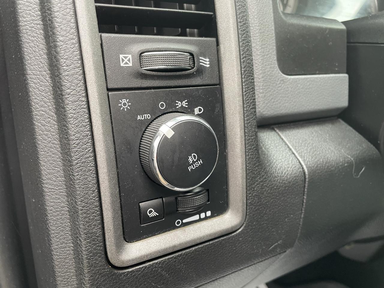 RAM 1500 4WD Crew Cab 140.5" Express 2018
