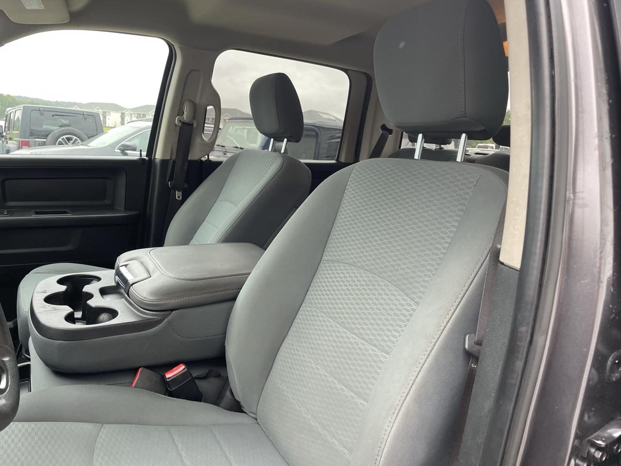 RAM 1500 4WD Crew Cab 140.5" Express 2018