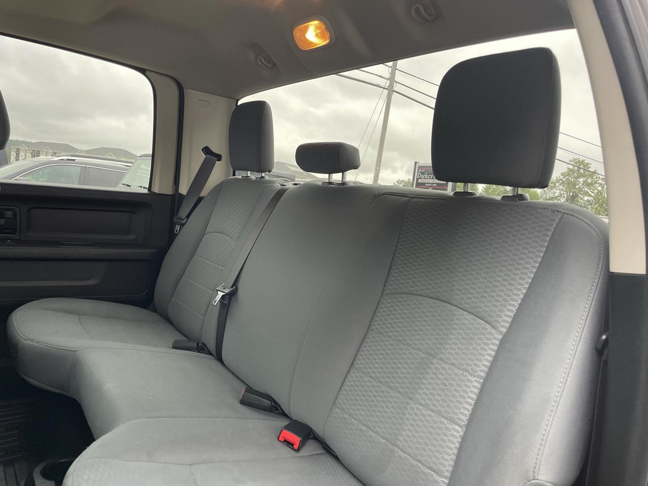 RAM 1500 4WD Crew Cab 140.5" Express 2018