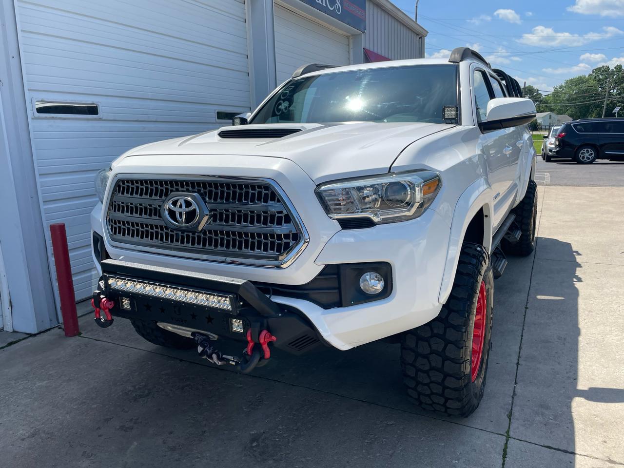 Toyota Tacoma 4WD Double Cab V6 AT TRD Sport (Natl) 2017