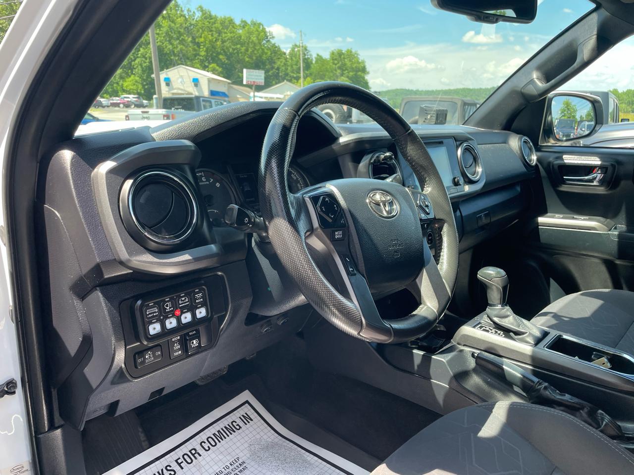 Toyota Tacoma 4WD Double Cab V6 AT TRD Sport (Natl) 2017