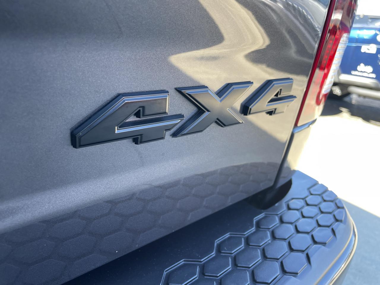 RAM 1500 4WD Crew Cab 140.5" Sport 2018