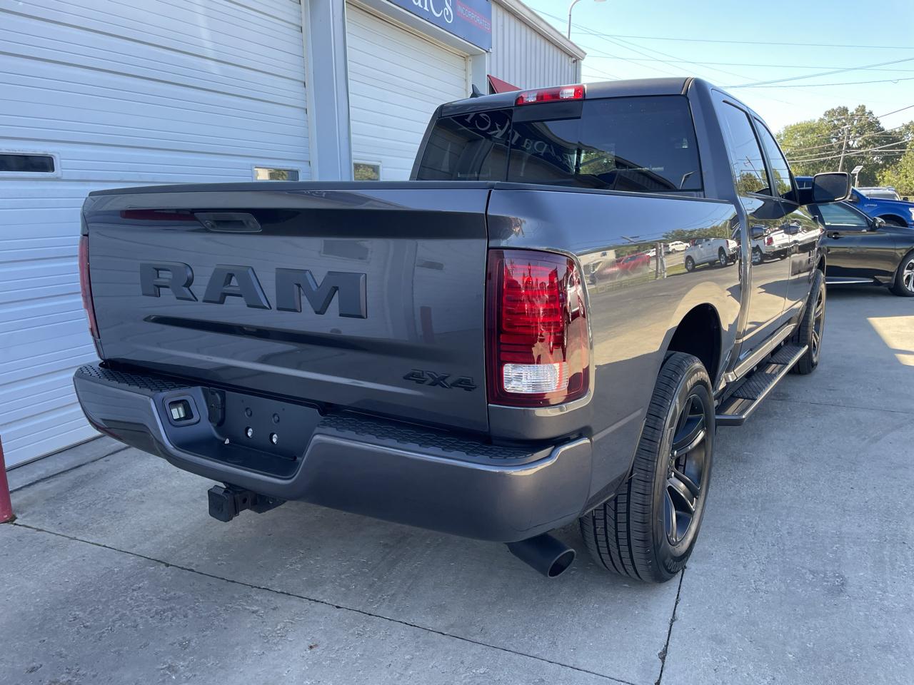 RAM 1500 4WD Crew Cab 140.5" Sport 2018