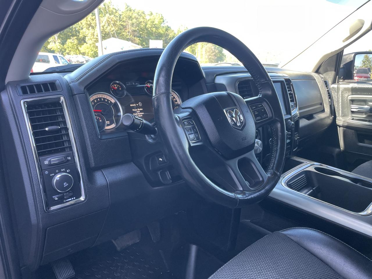 RAM 1500 4WD Crew Cab 140.5" Sport 2018