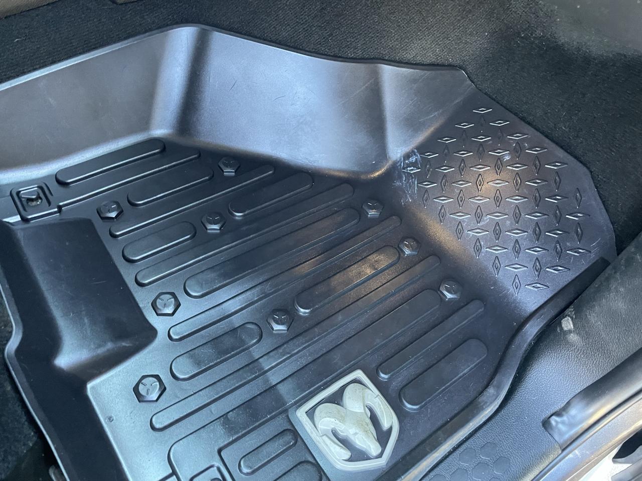 RAM 1500 4WD Crew Cab 140.5" Sport 2018