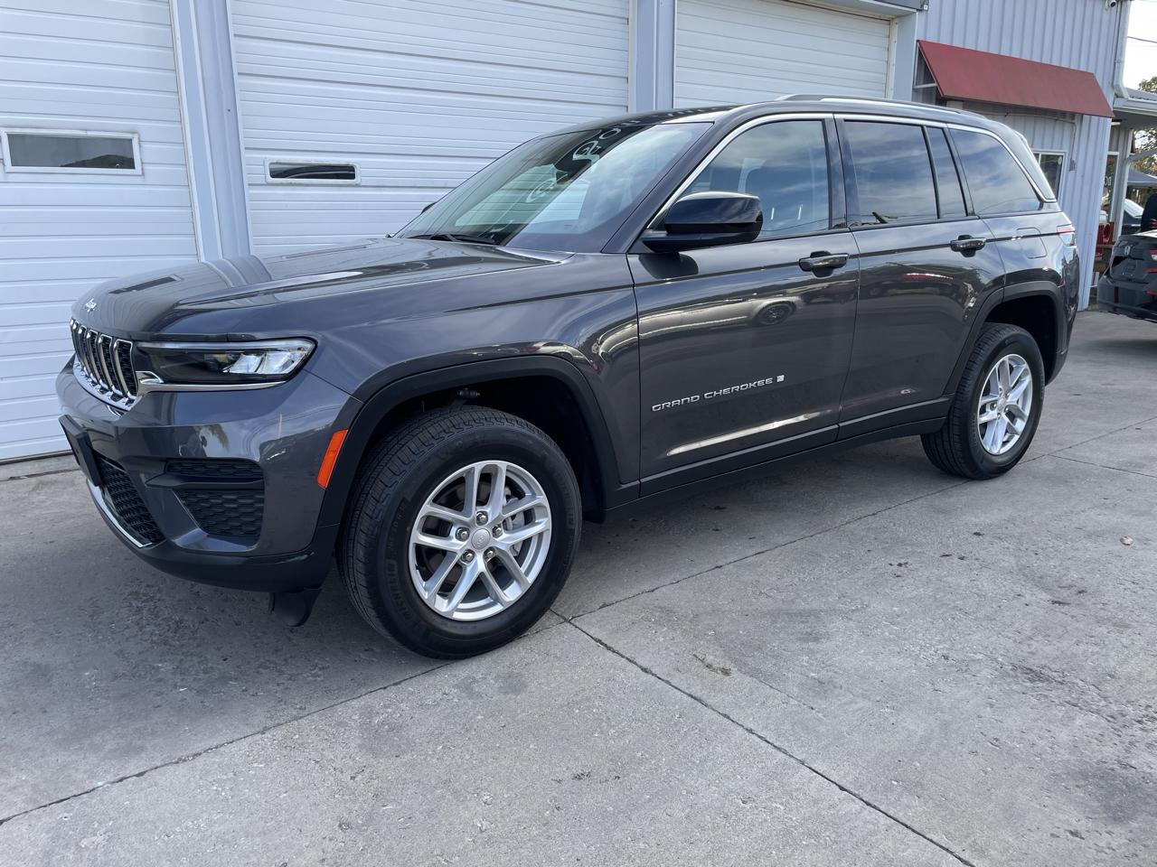 Jeep Grand Cherokee Laredo 4WD 2023
