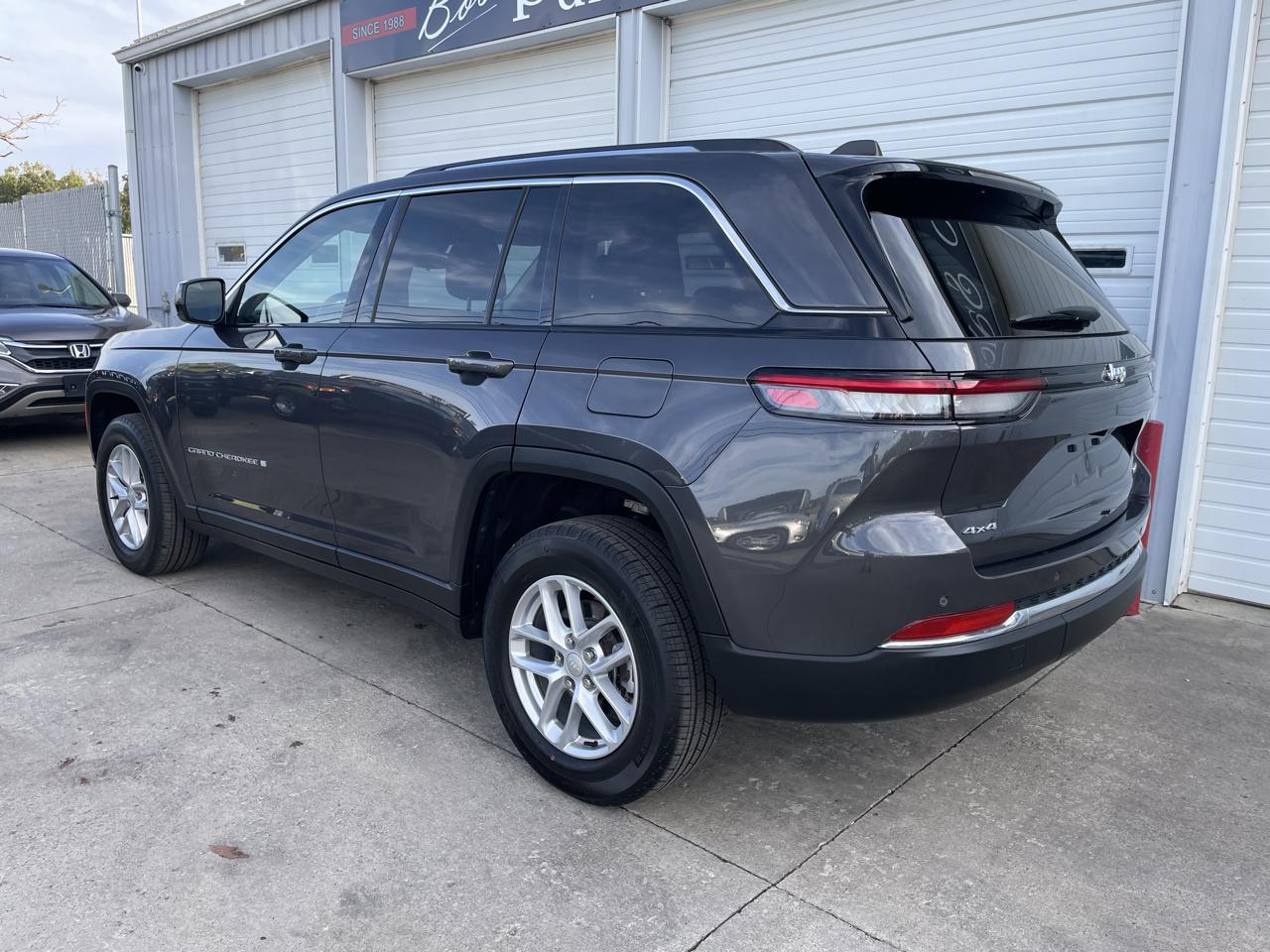 Jeep Grand Cherokee Laredo 4WD 2023